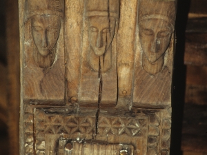 Ermita de Santa María de la Antigua. Vigas. Talla en madera