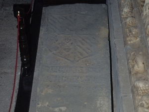 Iglesia parroquial de San Miguel Arcángel. Losa sepulcral de los Guevara