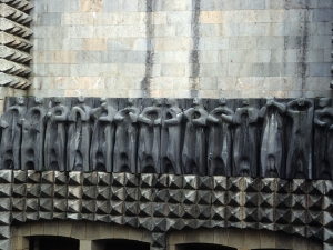 Santuario de Arantzazu. Escultura. Friso de los apóstoles de Jorge Oteiza
