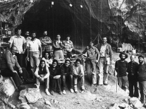 Equipo de investigación de la Sociedad de Ciencias Aranzadi en la Cueva de Amalda (Valle de Altzolaras, barrio de Aizarna en Zestoa).
