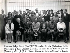 Errenteriako Niessen enpresako langileak (Gipuzkoa). Omenaldia Felipe Casal, José María Lizarralde, Tomás Madariaga, Julio Salaverria eta José Regino Tabernari, zilarrezko ezteiak Guillermo Niessen fabrika elektroteknikoarekin