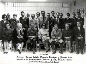 Trabajadores de la empresa Niessen en Errenteria (Gipuzkoa). Homenaje a Carmen Calleja, Florencio Rodríguez y Ricardo Ruiz con motivo de sus bodas de plata con Fábrica Electrotécnica Guillermo Niessen