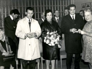 Trabajadores de la empresa Niessen en Errenteria (Gipuzkoa). Homenaje a Inés Saez, Jesús Bergareche y Javier Amoriza con motivo de sus bodas de plata con Fábrica Electrotécnica Guillermo Niessen. En la esquina derecha de la imagen, Gerta Niessen, y en la izquierda, Juana Schmidt