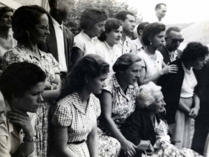 Excursión al santuario de Nuestra Señora de Aranzazu y a Oñati de trabajadores de la empresa Niessen en Errenteria (Gipuzkoa). En el centro de la imagen, Gerta Niessen y Juana Schmidt