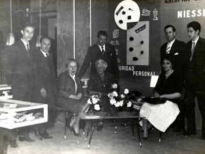 Exposición de productos de la empresa Niessen en Errenteria (Gipuzkoa). En En el centro de la imagen, Gerta Niessen y Juana Schmidt