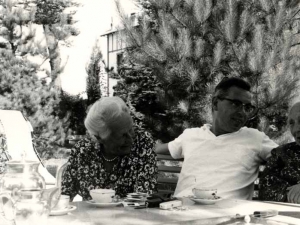 Juana Schmidt eta Carlos Niessen bere etxeko lorategietan