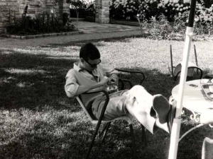 Peter Niessen en los jardines de su casa