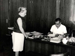 Gerta y Carlos Niessen trabajando en la empresa Niessen en Errenteria (Gipuzkoa)