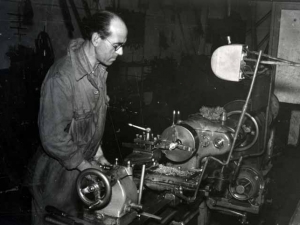 Felipe Casal preparando piezas en el torno del taller mecánico de la empresa Niessen en Errenteria (Gipuzkoa)