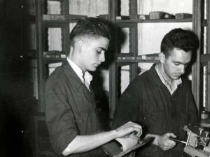 Ajustadores en el taller mecánico de la empresa Niessen en Errenteria (Gipuzkoa). A la izquierda de la imagen, Antonio Ibarguren