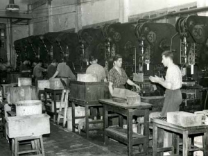Operarios de la sección de compresión en la sala de prensas de la empresa Niessen en Errenteria (Gipuzkoa)