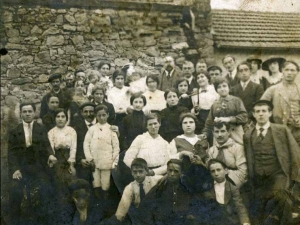 Fiesta de la Hermandad de la empresa Niessen en Errenteria (Gipuzkoa). Al fondo, en el centro de la fila, Guillermo Niessen