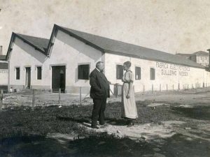 Errenteriako Niessen enpresaren bista, Biteri kaletik. Irudian, Guillermo Niessen eta Juana Schmidt