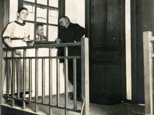 Entrada a los despachos de la empresa Niessen en Errenteria (Gipuzkoa). En la imagen, Guillermo Niessen apoyado en la ventanilla y su esposa, Juana Schmidt