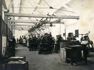 Sala de máquinas de la empresa Niessen en Errenteria (Gipuzkoa) vista desde el despacho. Guillermo Niessen en el centro de la imagen