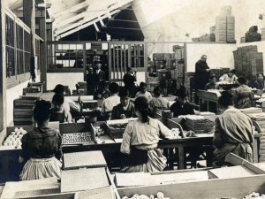 Sala de máquinas de la empresa Niessen en Errenteria (Gipuzkoa). Guillermo Niessen revisando unas cajas al fondo