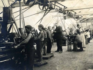 Vista de los antiguos talleres de la empresa Niessen en Errenteria (Gipuzkoa). Guillermo Niessen y su esposa Juana Schmidt hablando con los empleados