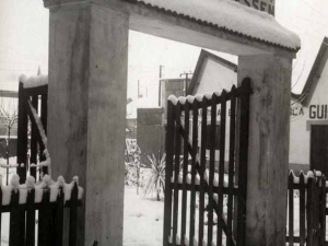 Puerta del recinto de la empresa Niessen en Errenteria (Gipuzkoa) con nieve