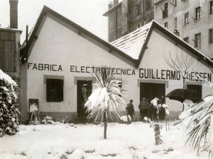 Edificio de la empresa Niessen en Errenteria (Gipuzkoa) con nieve. Guillermo Niessen en la puerta
