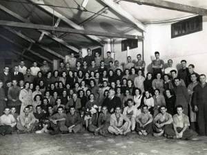 Trabajadores de la empresa Niessen en Errenteria (Gipuzkoa). Homenaje a Casilda Echeverria con motivo de sus bodas de plata con Fábrica Electrotécnica Guillermo Niessen