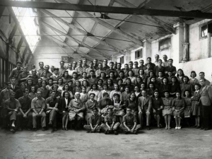 Trabajadores de la empresa Niessen en Errenteria (Gipuzkoa). Homenaje a Fernanda Azcue con motivo de sus bodas de plata con Fábrica Electrotécnica Guillermo Niessen