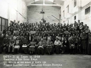 Trabajadores de la empresa Niessen en Errenteria (Gipuzkoa). Homenaje a Diego Kreye con motivo de sus bodas de plata con Fábrica Electrotécnica Guillermo Niessen