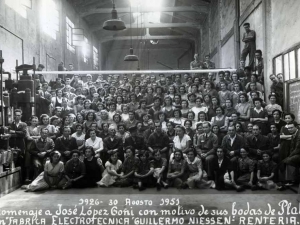 Trabajadores de la empresa Niessen en Errenteria (Gipuzkoa). Homenaje a José López Goñi con motivo de sus bodas de plata con Fábrica Electrotécnica Guillermo Niessen