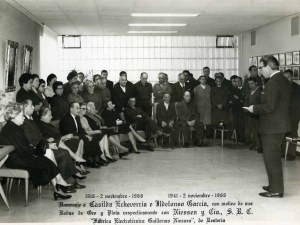 Trabajadores de la empresa Niessen en Errenteria (Gipuzkoa). Homenaje a Casilda Echevarría e Ildefonso García con motivo de sus bodas de oro y plata respectivamente con Niessen y Cía, S. R. C. Fábrica Electrotécnica Guillermo Niessen