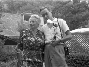 Séptimo Día de Hermandad de la empresa Niessen en Errenteria (Gipuzkoa). Carlos Niessen y su madre Maria Schmidt