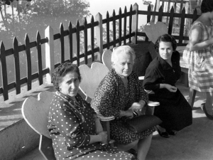 Niessen enpresaren hamargarren eguna Errenterian (Gipuzkoa). Irudiaren erdian, Juana Schmidt