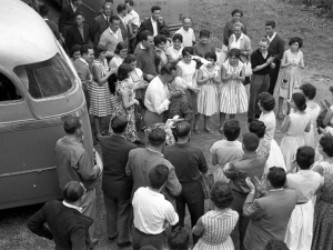 Niessen enpresaren bederatzigarren eguna Errenterian (Gipuzkoa). Irudiaren erdian, Carlos Niessen amari, Juana Schmitd-i, musukatzen.