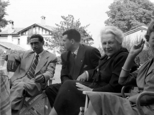 Niessen familiaren ondoko salmenta-ordezkariak, etxeko lorategietan. Irudiaren erdian, Juana Schmidt