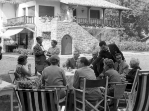 Representantes de ventas junto a la familia Niessen en los jardines de su casa. A la derecha de la imagen, Juana Schmidt y de espaldas, su hija Gerta Niessen