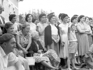 Quinto Día de Hermandad de la empresa Niessen en Errenteria (Gipuzkoa). En el centro de la imagen, Juana Schmidt y destrás suyo, su hija Gerta Niessen