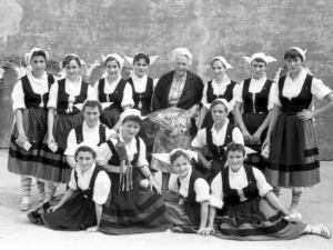 Niessen enpresaren bosgarren eguna Errenterian (Gipuzkoa). Irudiaren erdian, Juana Schmidt