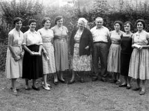Niessen enpresaren bosgarren eguna Errenterian (Gipuzkoa). Irudiaren erdian, Juana Schmidt