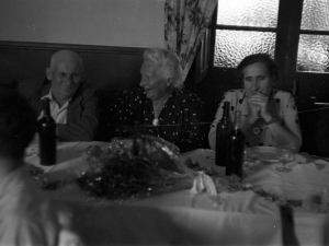 Niessen enpresaren laugarren eguna Errenterian (Gipuzkoa). Irudian, Juana Schmidt Diego Kremyrekin hizketan