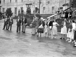 Niessen enpresaren laugarren eguna Errenterian (Gipuzkoa). Loiolako San Inazio portada Azpeitian (Gipuzkoa). Irudiaren erdian, Juana Schmidt eta bere alaba Gerta Niessen