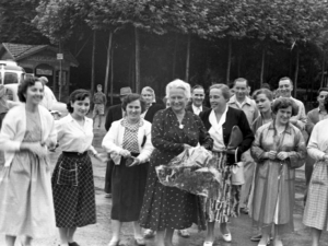 Niessen enpresaren laugarren eguna Errenterian (Gipuzkoa). San Inazio Loiolakoa Azpeitian (Gipuzkoa). Irudiaren erdian, Juana Schmidt eta bere alaba Gerta Niessen