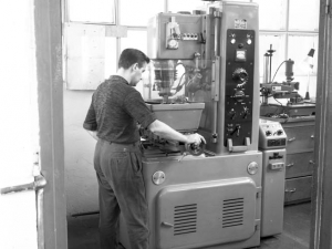 Niessen enpresaren elektrohigadurako makina Errenterian (Gipuzkoa)