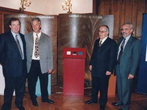 Presentación de la serie 'Olas' en el Palacio de Miramar, Donostia (Gipuzkoa). A la izquierda de la imagen, Patxi Rekondo, director comercial junto a Raúl Alonso Arnedo, diseñador de la serie 'Olas' y  a la derecha del atril con el material, José Ramón Reparaz, consejero delegado