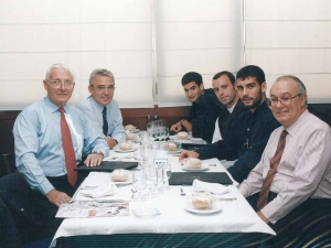 A la derecha de la imagen, José Ramón Reparaz, consejero delegado, Josep Guardiola y Sandro Rosell del Futbol Club Barcelona