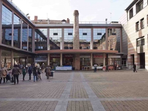 Chimenea de la fábrica Niessen erigida en 1931 que preside la plaza Xabier Olaskoaga en Errenteria (Gipuzkoa)