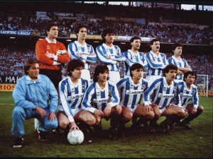 Real Sociedaden talde titularra 1989-1990 denboraldian, kamiseten Niessen erakuslearekin.