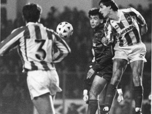 Gorriz, Real Sociedadeko jokalaria eta Niessen logoarekin, jokalari lehiakide batekin lehian Donostiako Atotxako estadio zaharrean (Gipuzkoa)