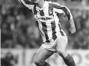 José Mari Bakero nazioarteko jokalariak plantillan parte hartu zuen gazte bat izan zen, eta Niessen-ek 80ko hamarkadaren amaieran kamiseta zuri-urdina jantzi zuen