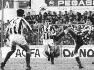 Jesus Mari Zamora eta Paulo Futre Niessen izeneko elastiko esponsoreoarekin jolas-lanzean