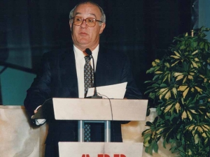 Olas seriearen aurkezpena Teatriz jatetxean (Madril). Fusión Metron y Niessens ABB Electrocomponentes sortzeko. José Ramón Reparaz, kontseilari delegatua