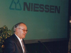 Olas seriearen aurkezpena Teatriz jatetxean (Madril). Fusión Metron y Niessens ABB Electrocomponentes sortzeko. José Ramón Reparaz, kontseilari delegatua