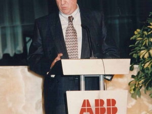 Olas seriearen aurkezpena Teatriz jatetxean (Madril). Fusión Metron y Niessens ABB Electrocomponentes sortzeko. Patxi Rekondo, zuzendari komertziala